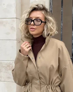 Vue détaillée d'une veste style barn kaki pour femme avec taille à cordon de serrage et col montant