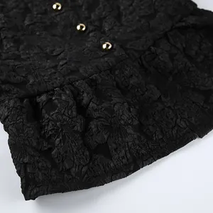 Primo piano della texture del tessuto jacquard nero con bottoni dorati decorativi