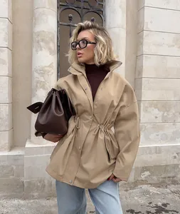 Coupe-vent élégant mi-long pour femme kaki avec taille ajustable par cordon serrage