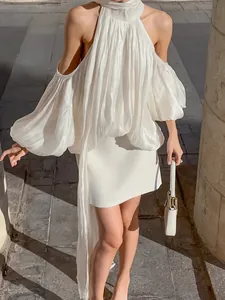 Κομψή λευκή πλισέ μπλούζα με λαιμόκοψη halter, έξω τους ώμους και μακρύ κορδόνι.