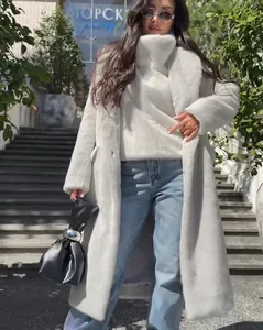Eleganter langer weißer Kunstpelzmantel kombiniert mit passendem Rollkragenpullover