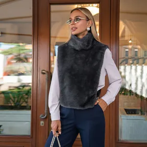 Eleganter dunkelgrauer Kunstfell-Rollkragen-Einsatz für Damen kombiniert mit weißem Hemd
