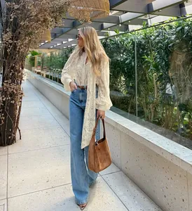 Κομψή γαλλική δαντελένια μπλούζα σε βερίκοκο χρώμα με ρομαντικό δέσιμο σε μοντέλο