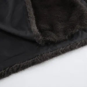 Detailaufnahme der flauschigen Kunstfellstruktur und des glatten Innenfutters einer Weste