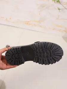 Detailansicht der robusten schwarzen Profilsohle für Damen-Loafer mit dicker Sohle.