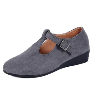 Vue détaillée des chaussures compensées Mary Jane en daim gris avec une bride en T