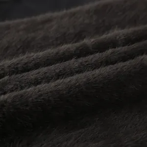 Makroansicht der luxuriösen dunkelbraunen Webpelz-Textur für eine Damen-Winterweste.