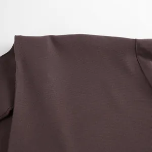 Λεπτομερής κοντινή λήψη από σοκολατί twill ύφασμα με καθαρή ραφή για γυναικείο σετ