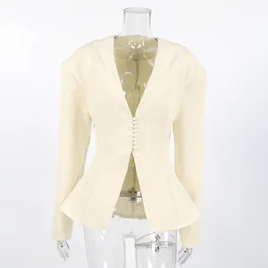 Detail van beige blazer met V-hals, meerdere knopen en schoudervullingen