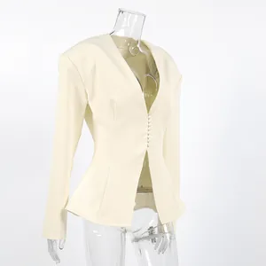 Gedetailleerd zijaanzicht van de crème blazer met V-hals en getailleerde taille