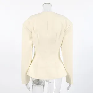 Achteraanzicht van een crème peplum blazer met gestructureerde schouders en taillenaad.