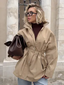 Veste kaki pour femme avec taille à cordon, design minimaliste et coupe décontractée.