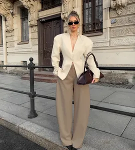 Off-white gestructureerde blazer met V-hals en schoudervullingen in straatomgeving