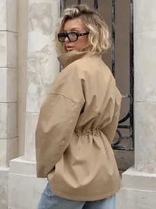 Veste mi-longue kaki pour femme avec taille à cordon réglable et col montant élégant