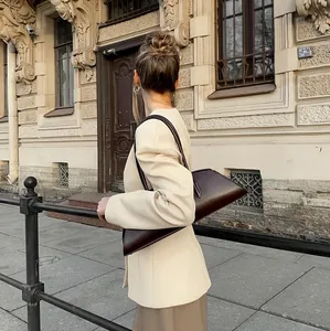 Elegante crèmewitte korte blazer met schoudervullingen in een stijlvolle stadsomgeving
