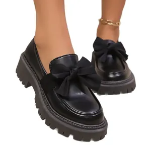 Schwarze Plateau-Loafer für Damen mit einer großen Schleife und dicker Profilsohle