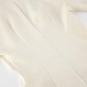 Detail van de achternaden van een gebroken witte slim-fit blazer dames