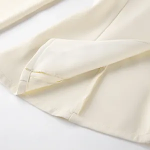 Macro-detailopname van de hoogwaardige stiksels en de premium stoftextuur van een beige blazer