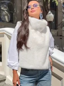 Elegante weiße Webpelz-Weste mit Rollkragen für Damen, kombiniert mit weißem Hemd.