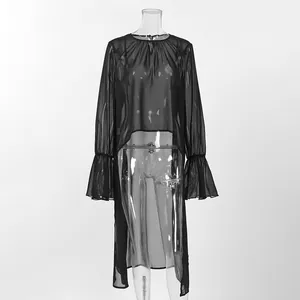Gedetailleerd overzicht van zwarte doorschijnende mesh blouse met onregelmatige zoom