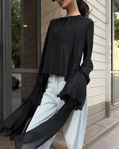 Elegante doorschijnende zwarte chiffon blouse met klokmouwen en ronde hals