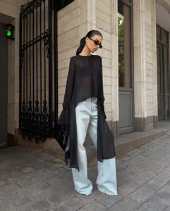 Volledig aanzicht van zwarte chiffon blouse met onregelmatige zoom en wijde mouwen.