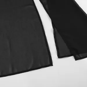 Detailopname van zwarte semi-transparante mesh-stof en de zoom van de chiffon blouse