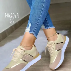 Detailansicht der beigen Plateau-Sneaker mit eleganten goldenen Akzenten und Schnürung