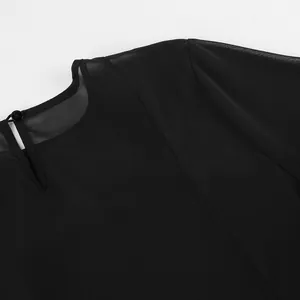 Detailopname van zwarte mesh blouse met ronde hals en een knoopsluiting