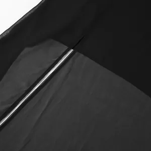 Macroweergave van de transparante zwarte chiffon mesh stof en naaddetails van de top