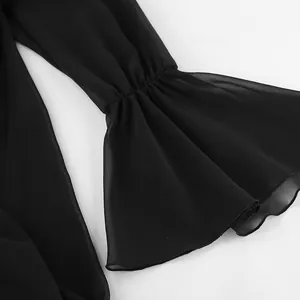 Gedetailleerd macro-overzicht van zwarte chiffon blouse klokmouw met ruches zoom