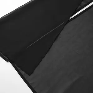 Detail van zwarte transparante mesh stof met gelaagde zoom en zijsplit voor dames