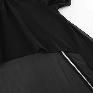 Detailopname van de onregelmatige high-low zoom van een zwarte chiffon blouse.