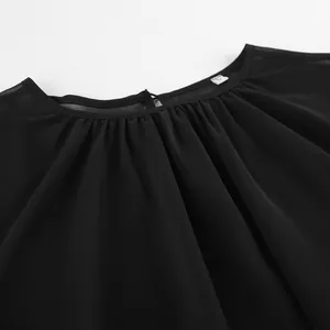 Detailopname van de ronde geplooide halslijn van een zwarte chiffon mesh blouse.
