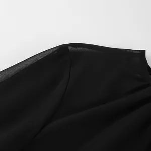 Gedetailleerde macro-opname van de schoudernaad en ronde hals van deze zwarte chiffon blouse