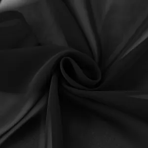 Gedetailleerde close-up van zwarte chiffon mesh stof met zachte textuur en val.