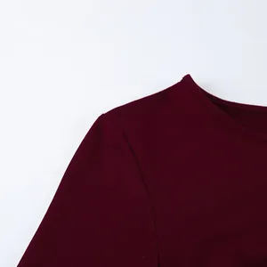 Detailaufnahme eines weinroten Langarm-T-Shirts mit Rundhalsausschnitt und Schulterpartie