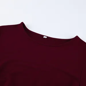 Nahaufnahme des weinroten Langarm-T-Shirt-Ausschnitts mit S-Größenetikett-Detail