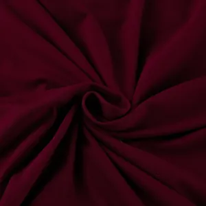 Detailaufnahme von burgunderfarbenem T-Shirt-Stoff mit weicher, gestrickter Textur