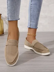Stilvolle khakifarbene Wildleder-Loafer für Damen mit Jeans und goldenem Fußkettchen
