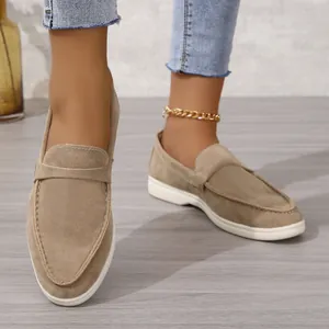 Damen-Slipper aus khakifarbenem Wildleder mit weißer flacher Sohle und bequemem Design