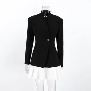 Vue détaillée du blazer mi-long vintage de couleur contrastée avec ourlet plissé blanc pour femme