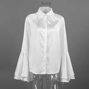 Detalle de camisa blanca de satén estilo palacio con elegantes mangas acampanadas