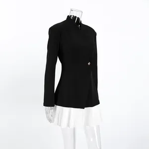 Détail d'un blazer long vintage pour femme avec ourlet plissé contrasté