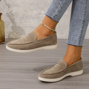 Bequeme Damen-Loafer aus Wildleder in Khaki, Slipper im lässigen Design für den Herbst