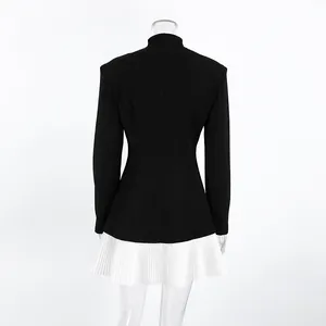 Vue arrière d'un blazer noir mi-long avec un ourlet contrastant blanc plissé.