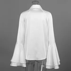 Vista trasera de una elegante blusa de satén blanco con mangas acampanadas