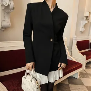 Élégant blazer vintage noir à col en V mi-long avec détail d'ourlet plissé blanc