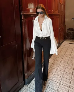Elegante blusa de satén blanco con mangas acampanadas dobles de estilo francés y cuello.