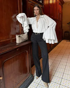 Elegante blusa de satén blanco de estilo corte francés con llamativas mangas acampanadas